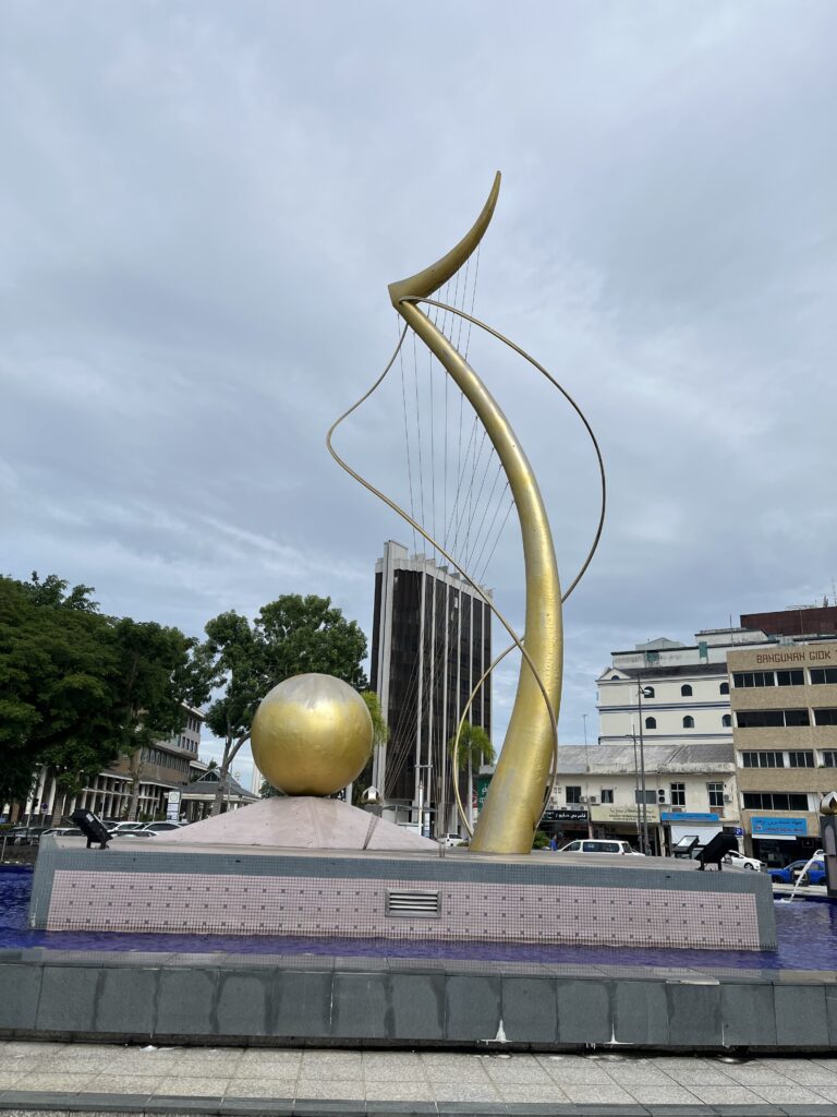 브루나이의 수도인 반다르스리브가완(Bandar Seri Begawan)에 위치한 'ASEAN 조각 공원(ASEAN Sculptures)' 내에 있는 상징물