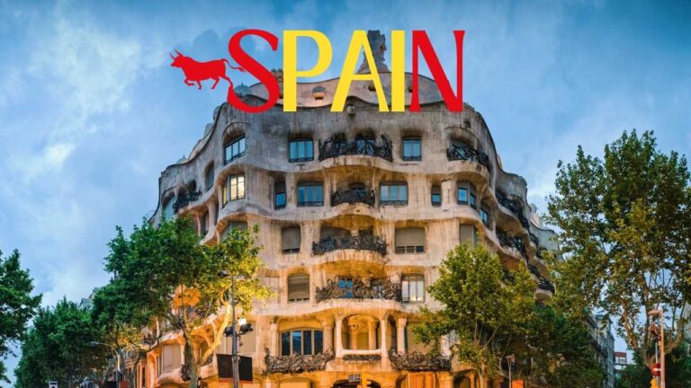 스페인 바르셀로나 그라시아 거리에 위치한 가우디의 걸작 '카사 밀라(Casa Milà)'의 웅장한 전경